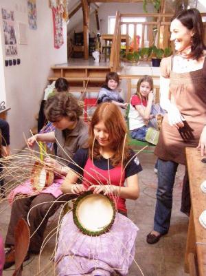 Paní lektorka Kajka dohlíží s úsměvem na děti.2008