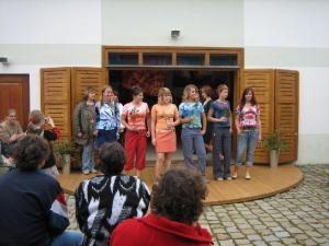 Z amatérské módní přehlídky z roku 2006.